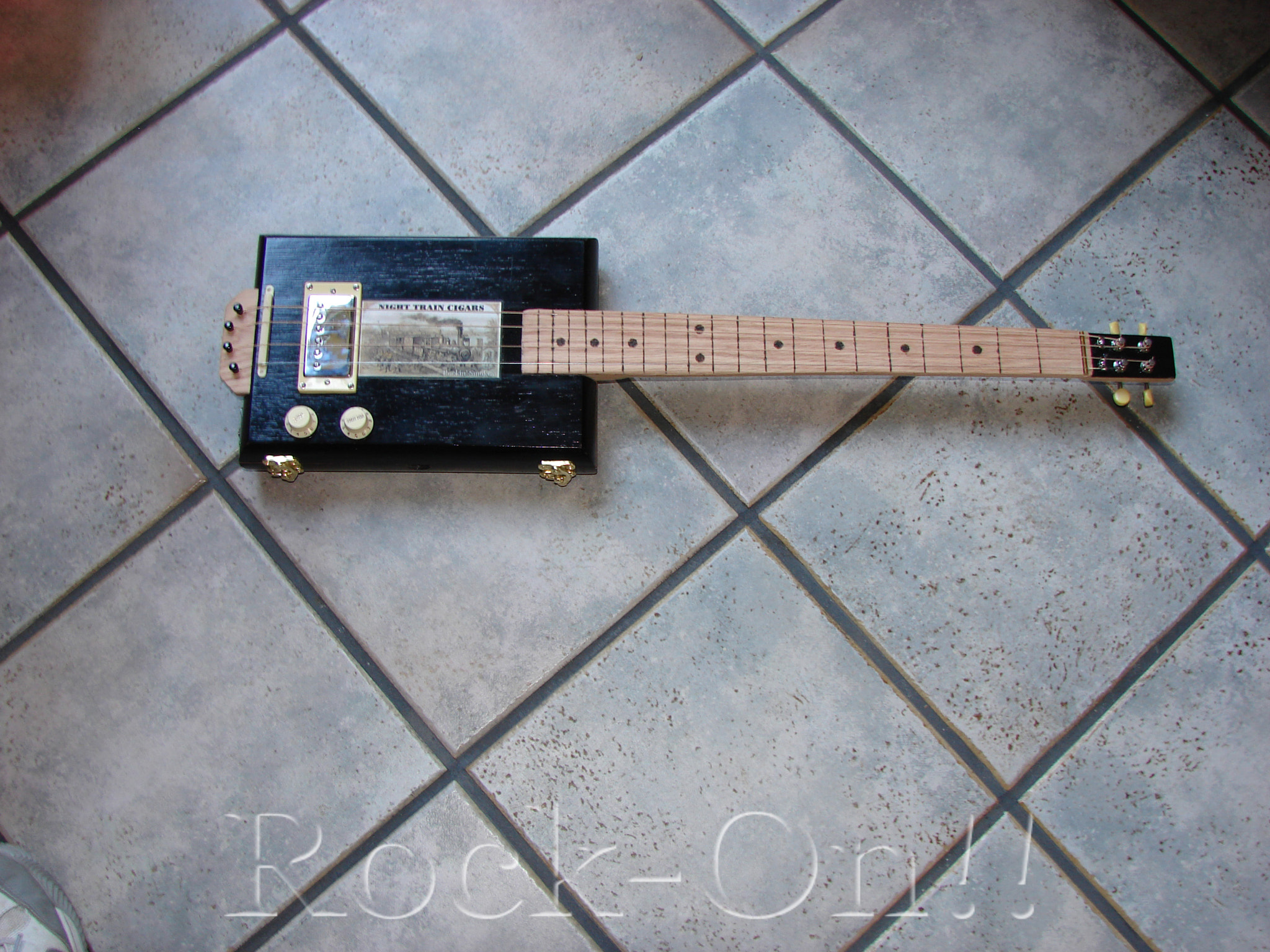 Sony DSC-H2 sample photo. Cigar box guitar photography