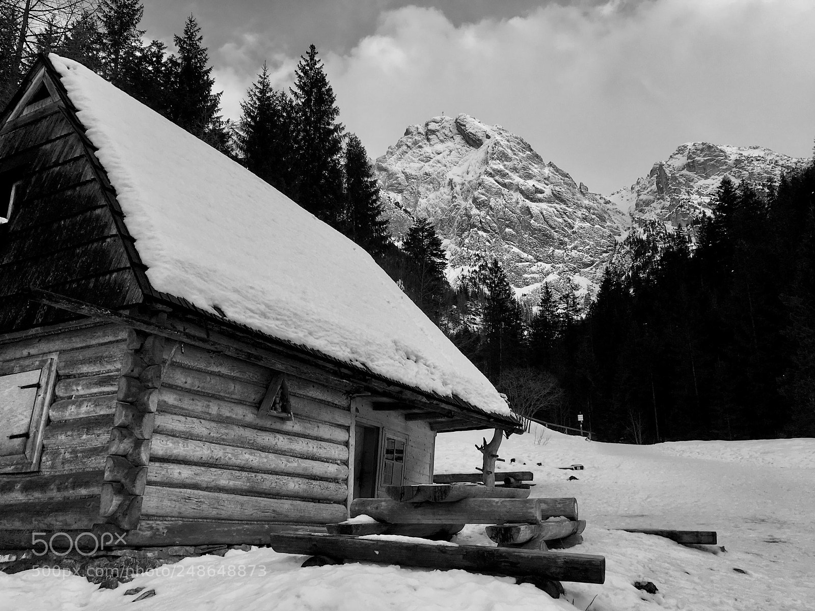 Apple iPhone SE sample photo. Chalet and mountains photography