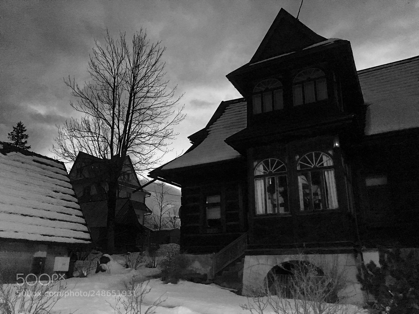 Apple iPhone SE sample photo. Night chalet photography