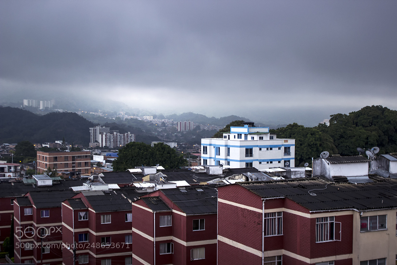 Canon EOS 600D (Rebel EOS T3i / EOS Kiss X5) sample photo. Nublado photography