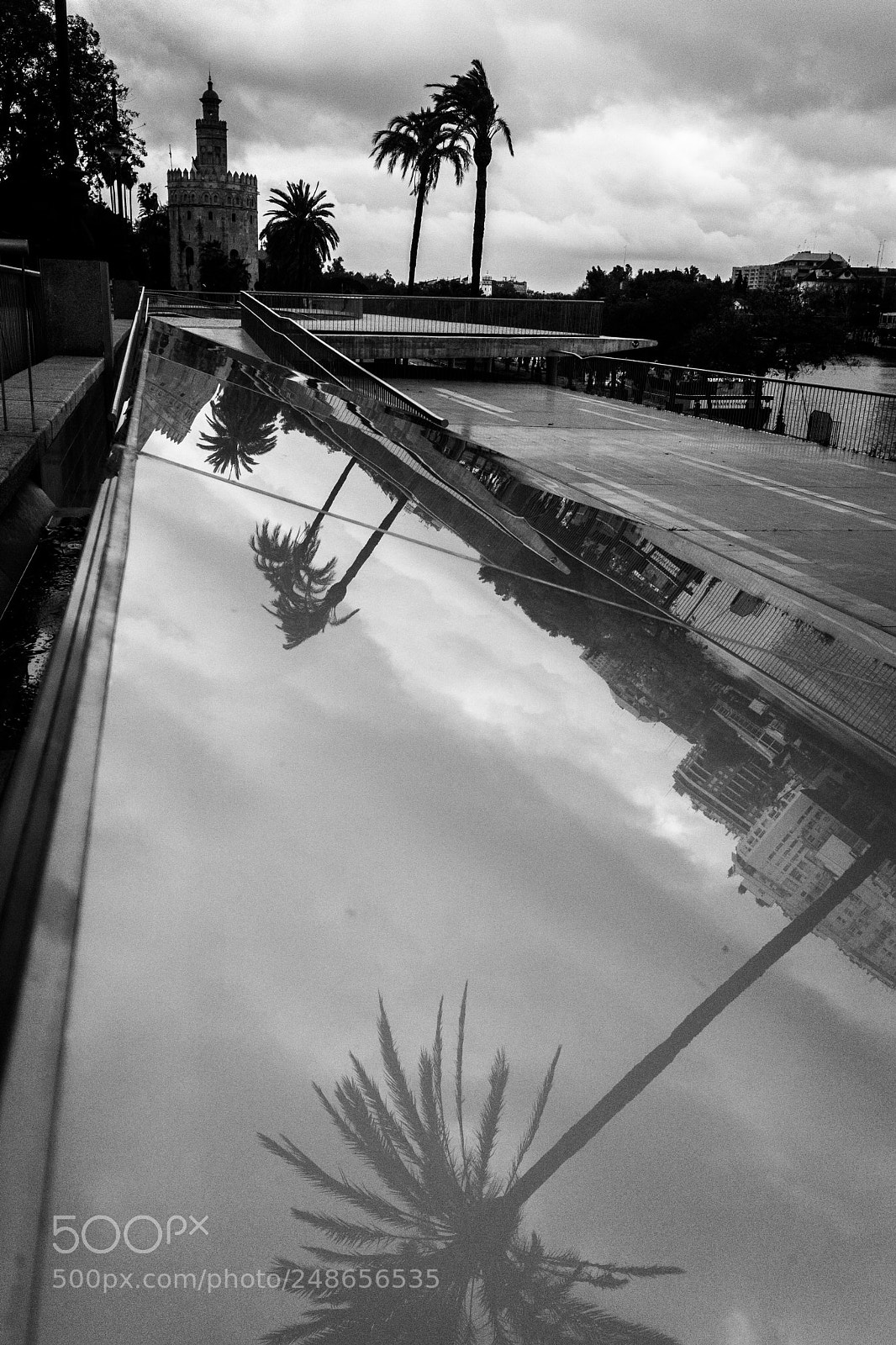 Apple iPhone SE sample photo. Torre del oro y photography