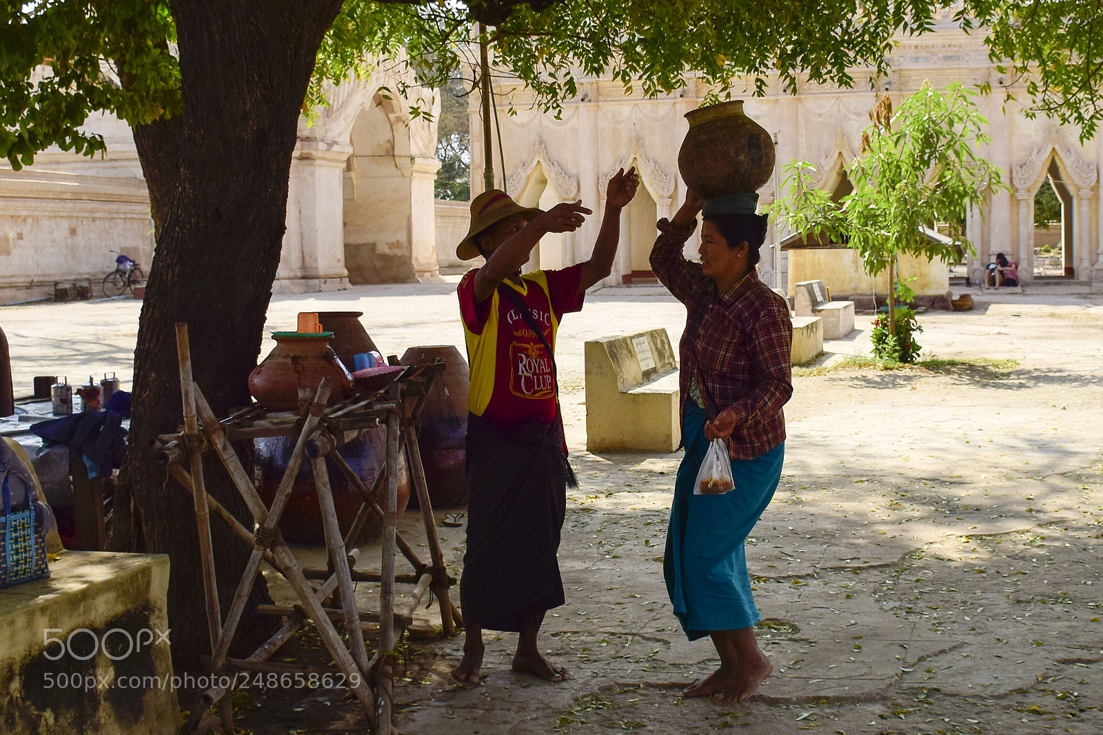 Nikon D5300 sample photo. Mujer llevando una vasija photography