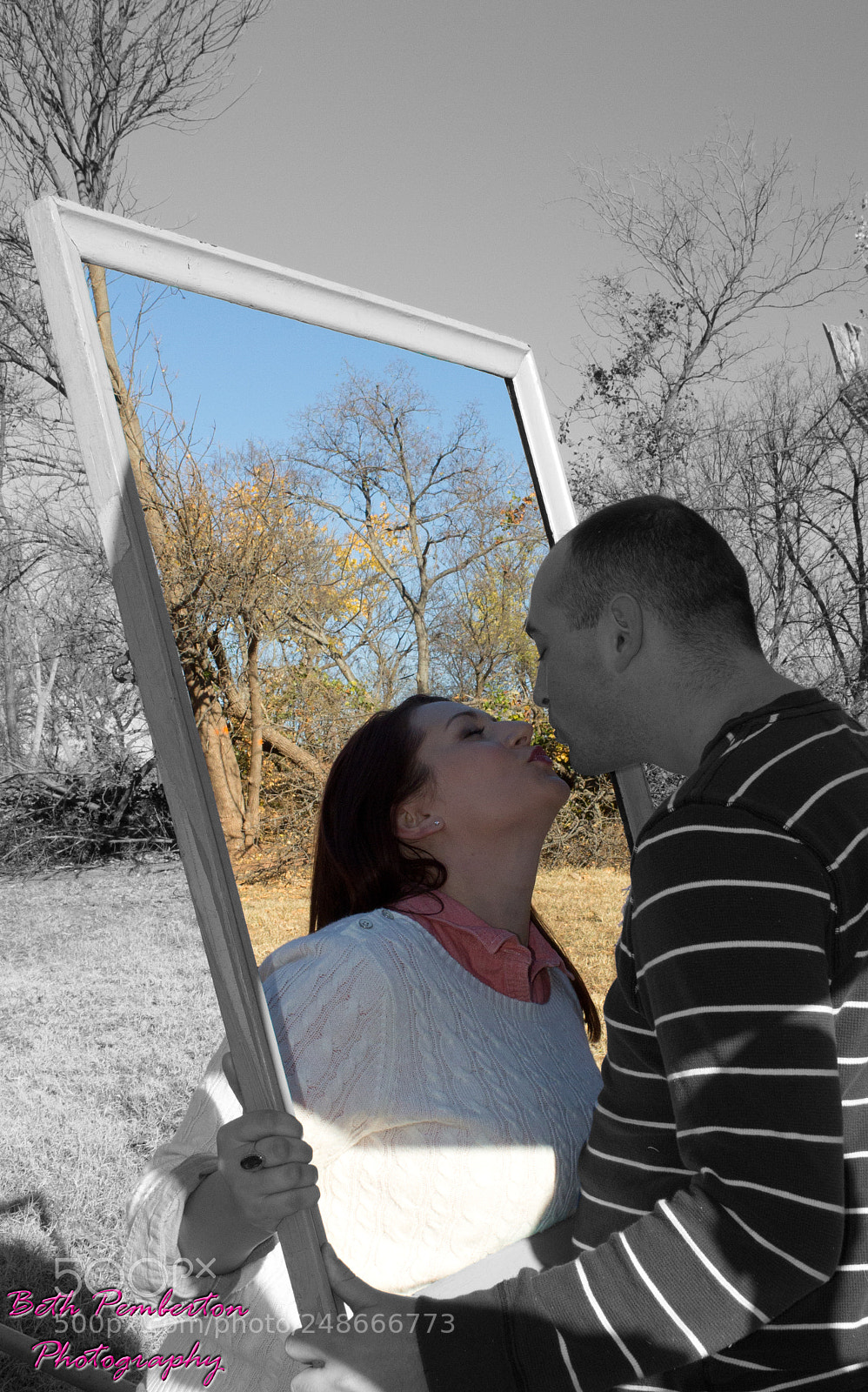 Canon EOS 1100D (EOS Rebel T3 / EOS Kiss X50) sample photo. Kisses through the frame photography
