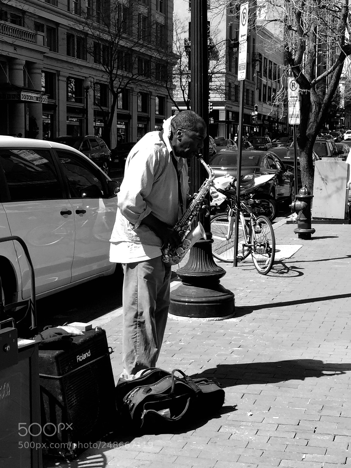 Apple iPhone 6 Plus sample photo. Street musician photography