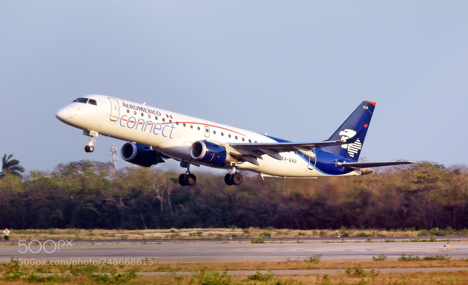 Nikon Coolpix P900 sample photo. Embraer 190 aeromexico take photography
