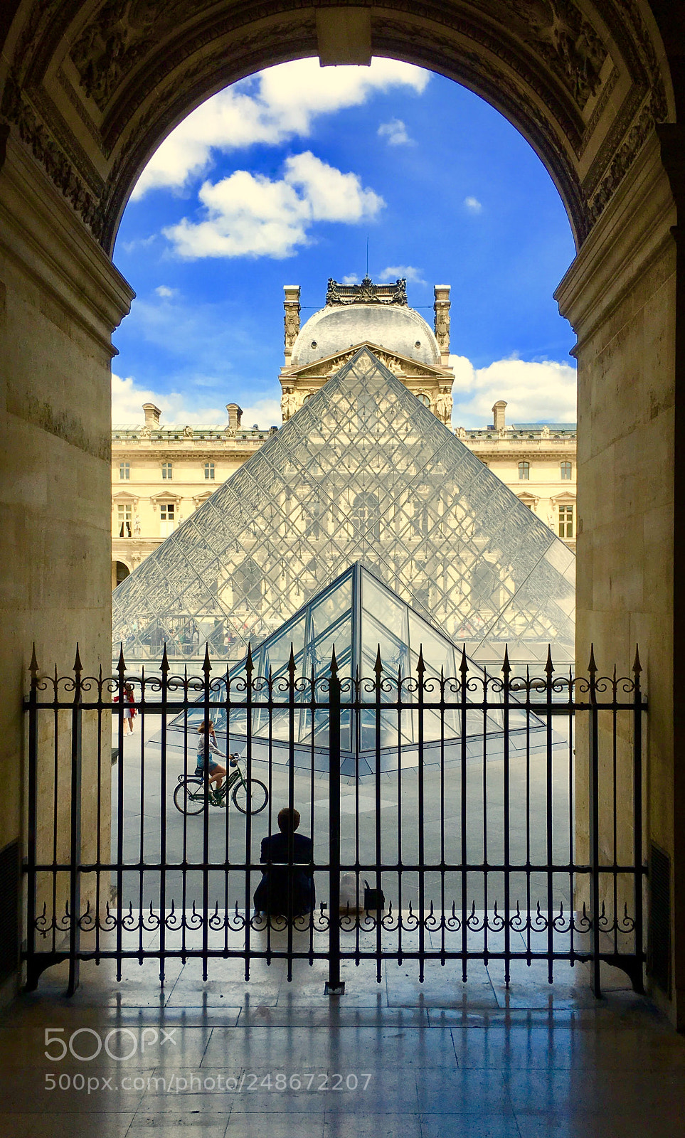 Apple iPhone 6s Plus sample photo. Louvre museum photography