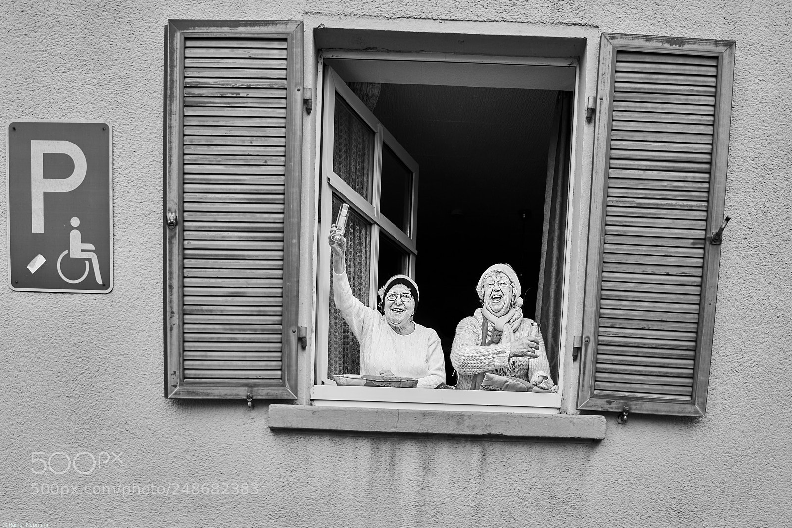 Sony Cyber-shot DSC-RX1R II sample photo. 2 frauen b&w photography