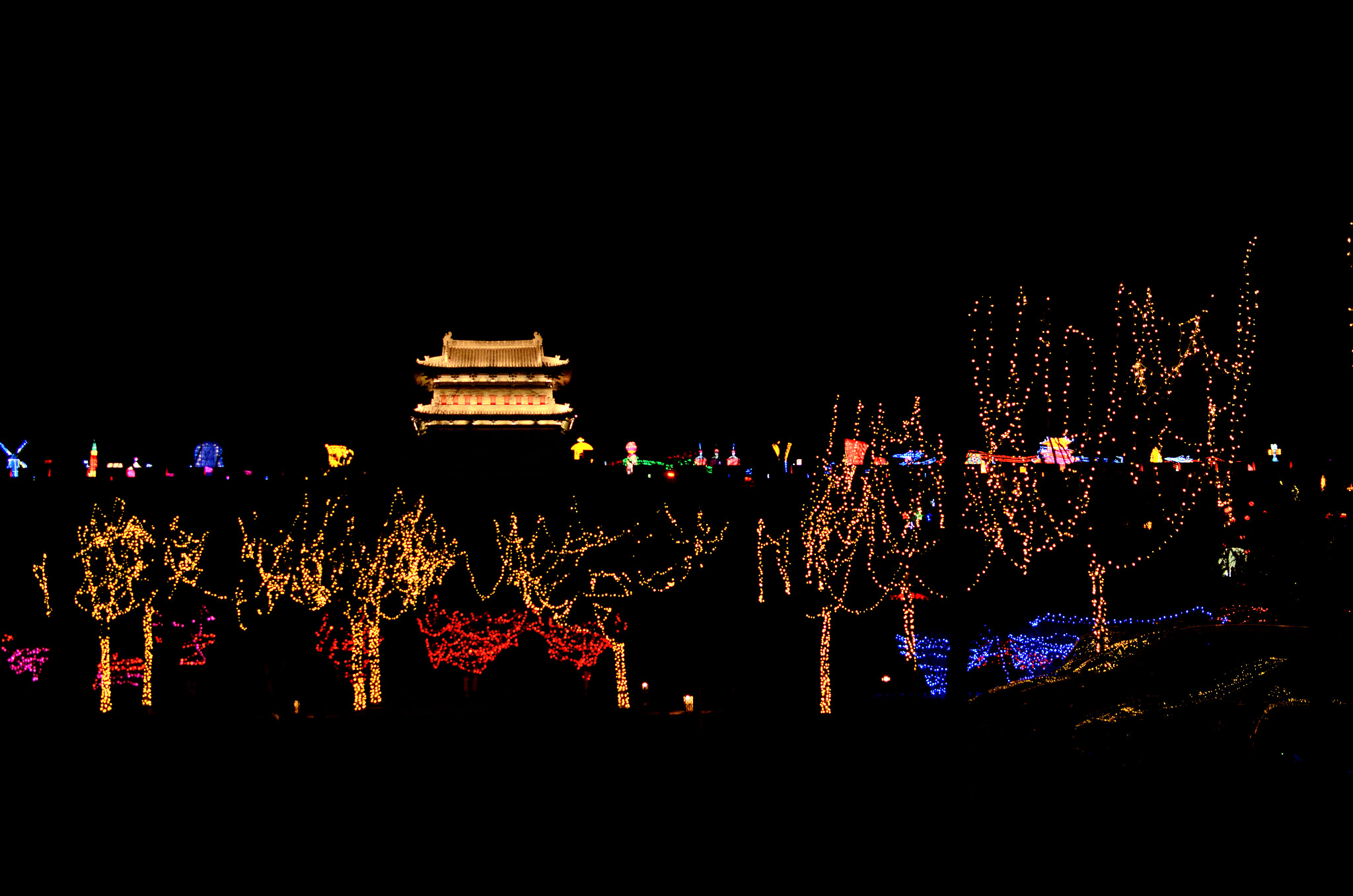 Nikon D7000 + Nikon AF-S DX Nikkor 35mm F1.8G sample photo. 城墙上下 photography