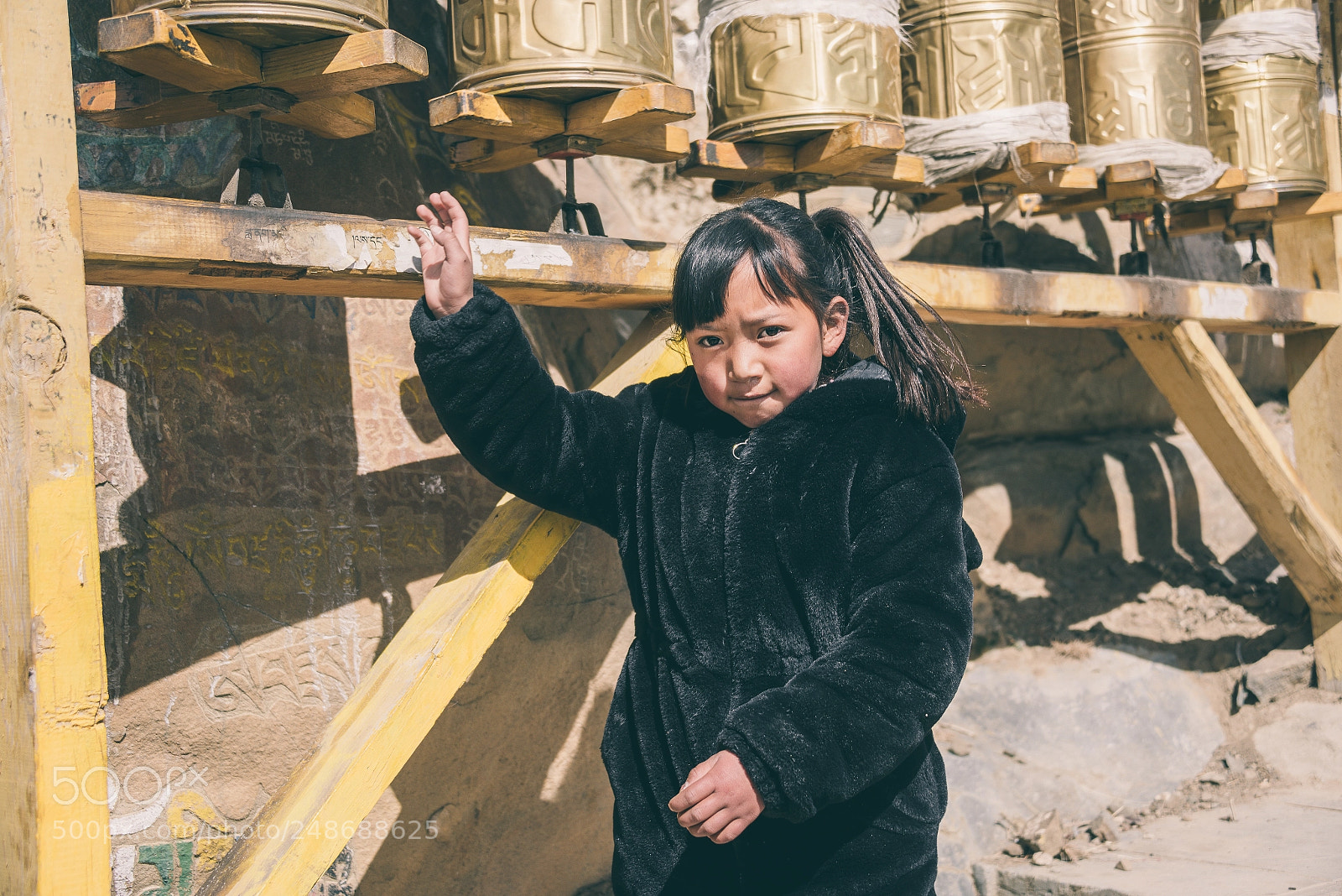 Nikon D810 sample photo. 转经筒下的女孩 photography