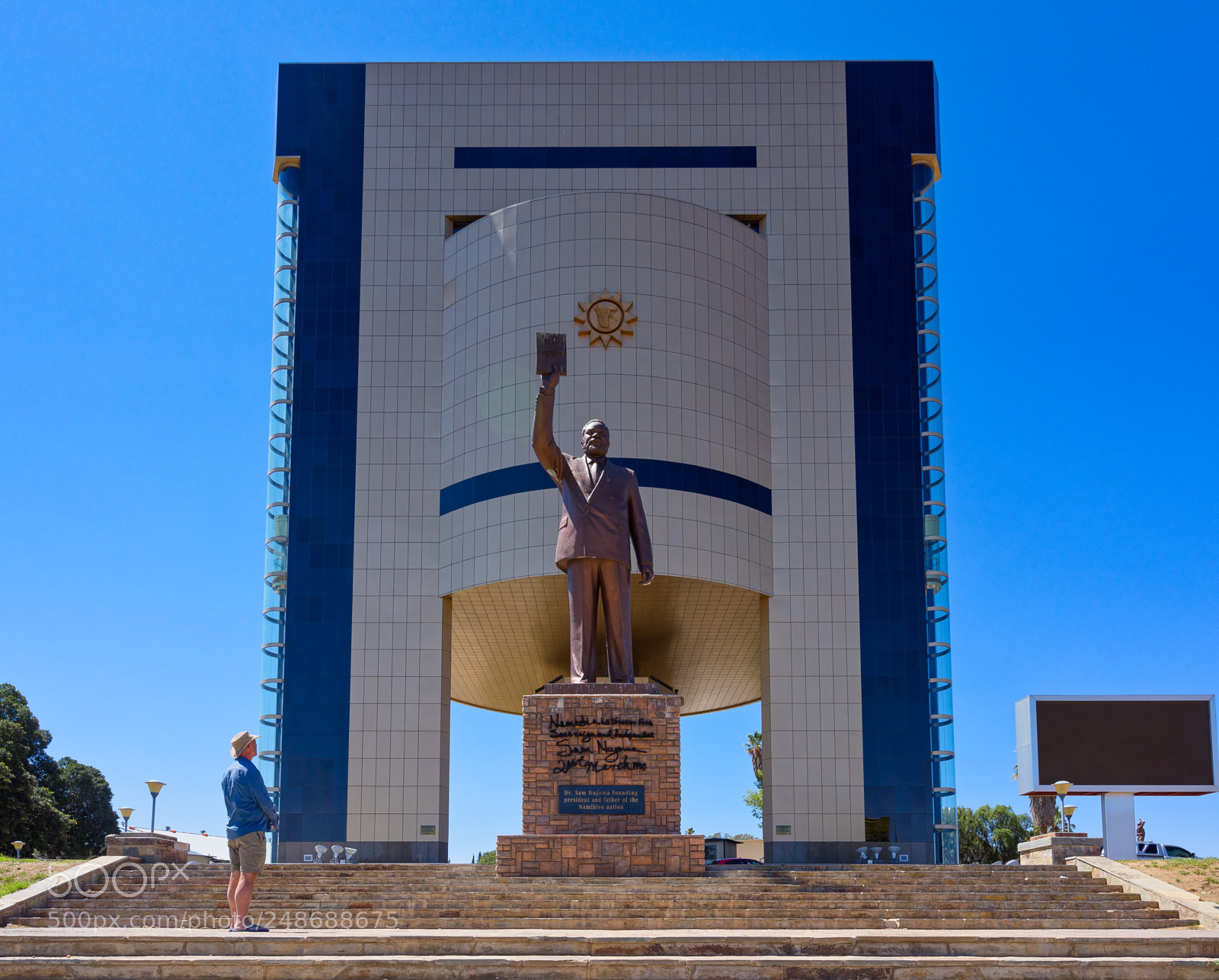Sony a7R sample photo. Museum and statue at photography