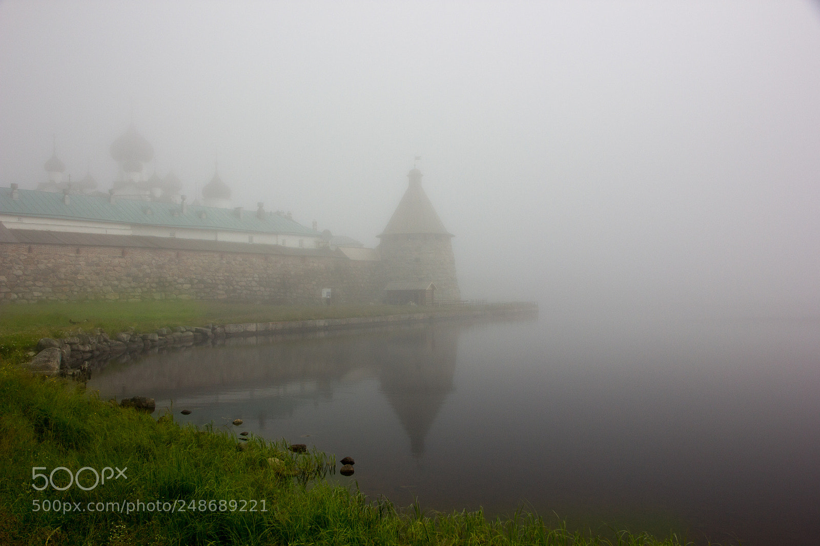 Canon EOS 550D (EOS Rebel T2i / EOS Kiss X4) sample photo. Temple in the fog photography