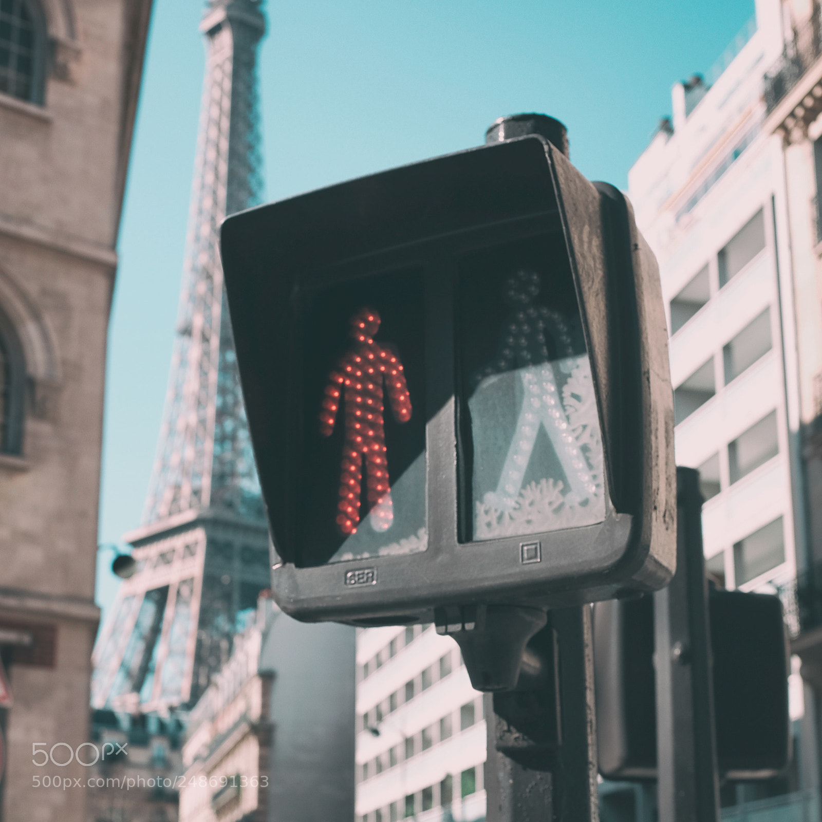 Fujifilm X100T sample photo. Paris color and black photography