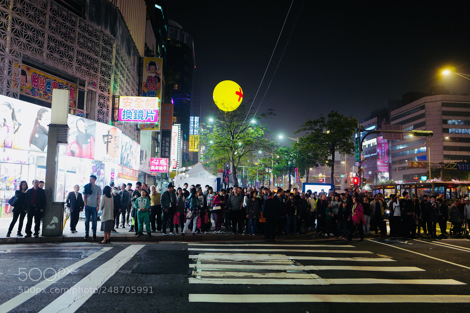 Leica Q (Typ 116) sample photo. 紅綠燈的十字路口，向左走向右走，直行往前走 photography