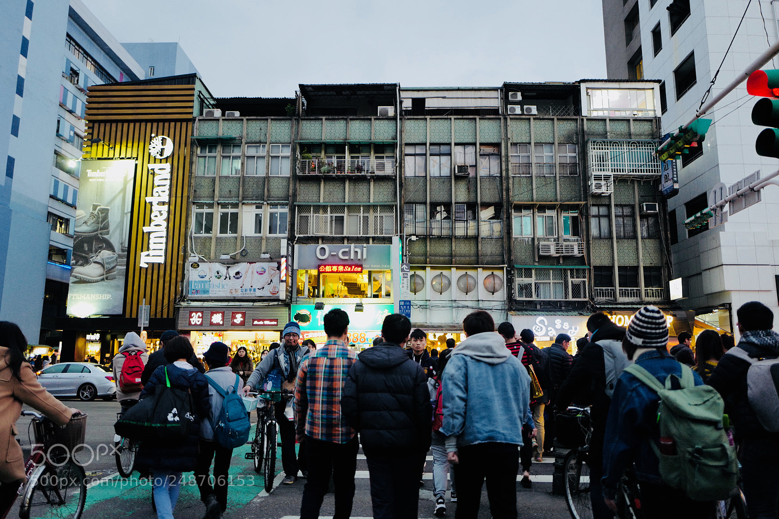 Leica Q (Typ 116) sample photo. 人潮擁擠中的路口我們每天都會經過 photography