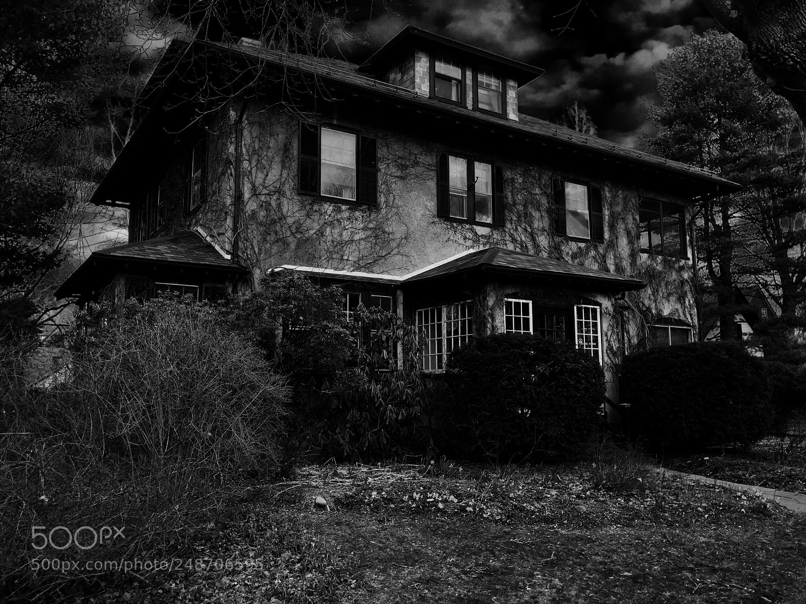 Apple iPhone 6s Plus sample photo. Eerie house ( b&w ). photography