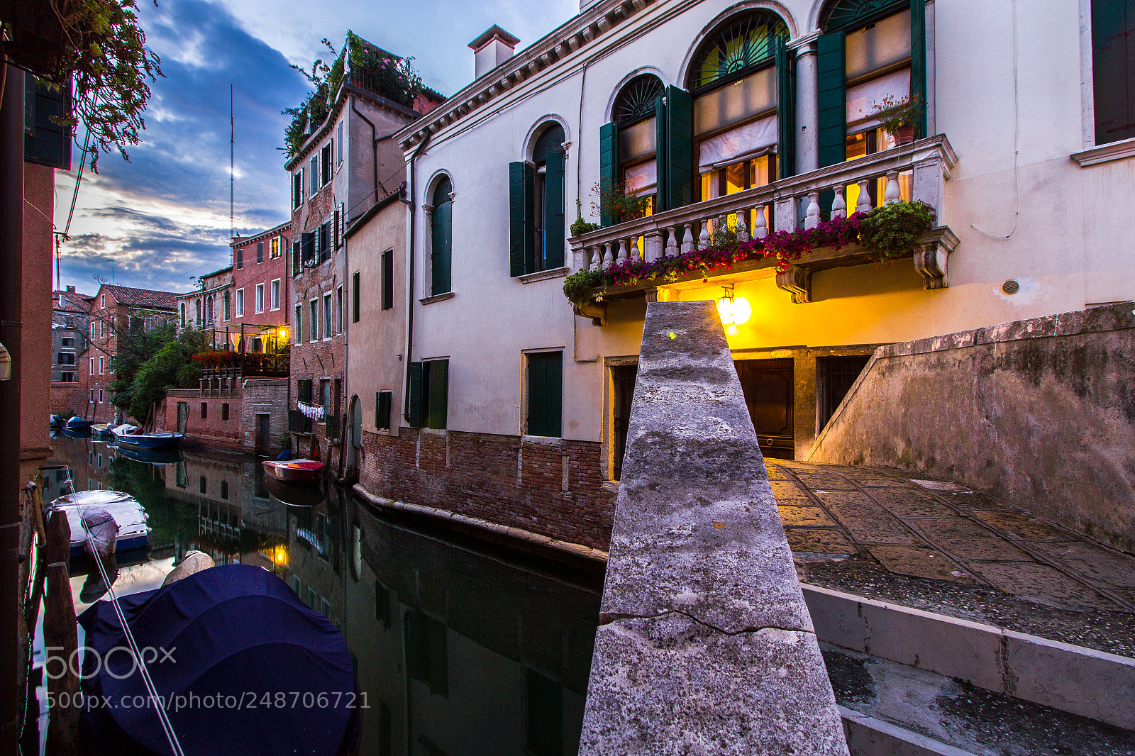 Canon EOS 550D (EOS Rebel T2i / EOS Kiss X4) sample photo. Old house on venice photography