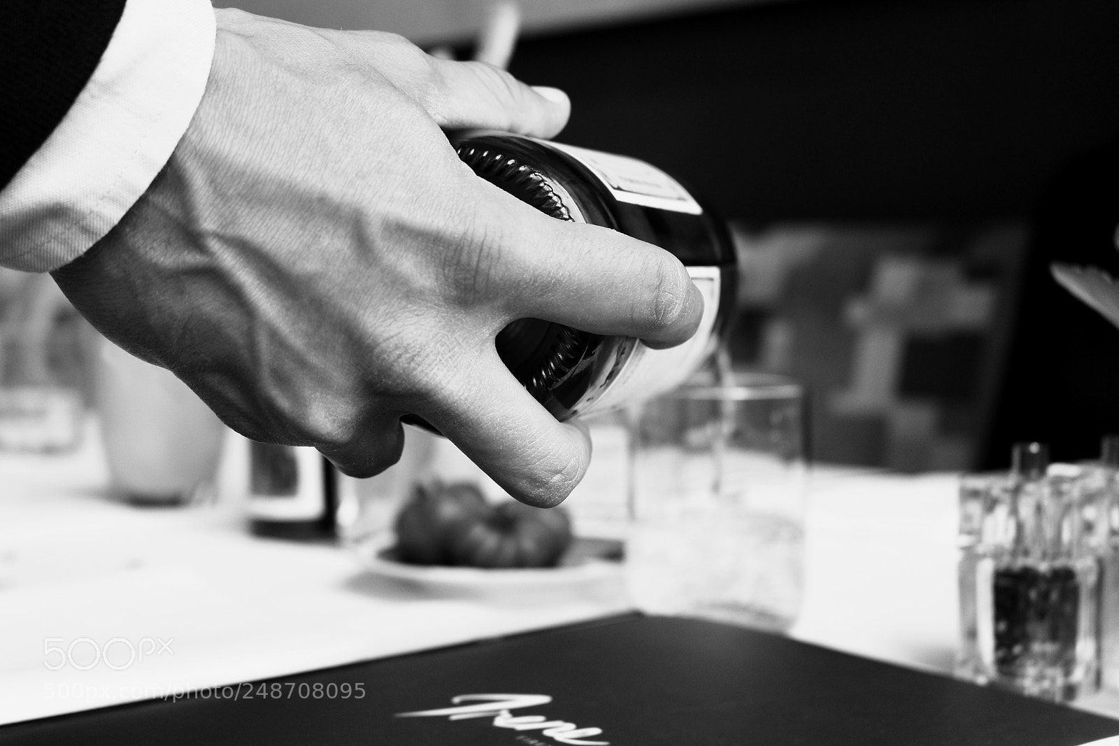 Canon EOS 700D (EOS Rebel T5i / EOS Kiss X7i) sample photo. Serving hand photography