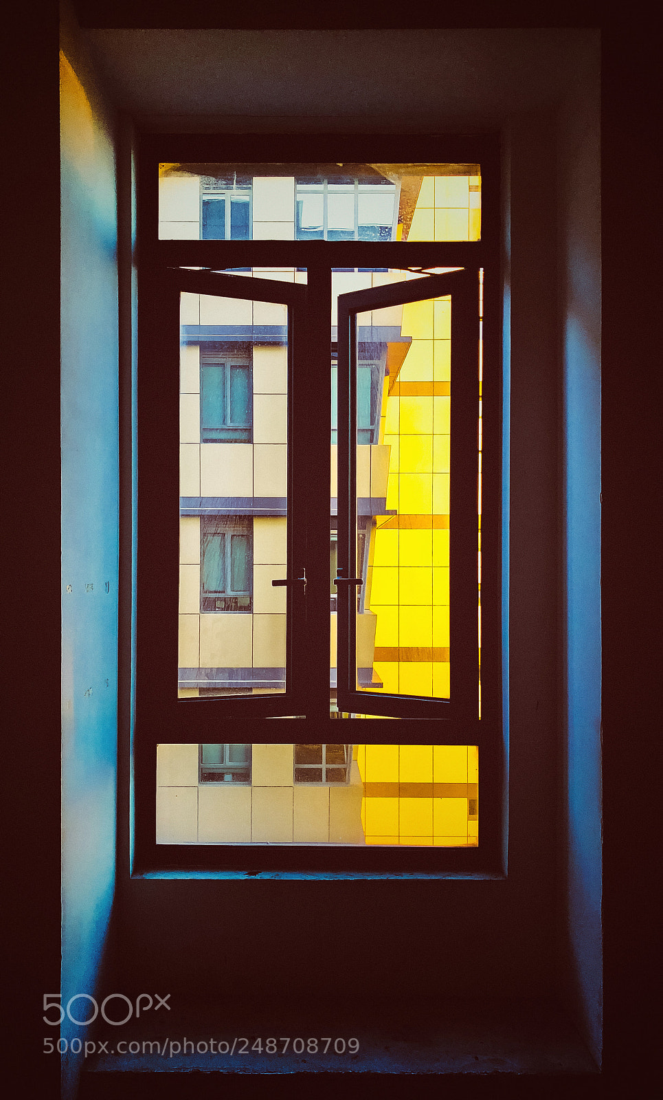 Apple iPhone X sample photo. The window meets the photography