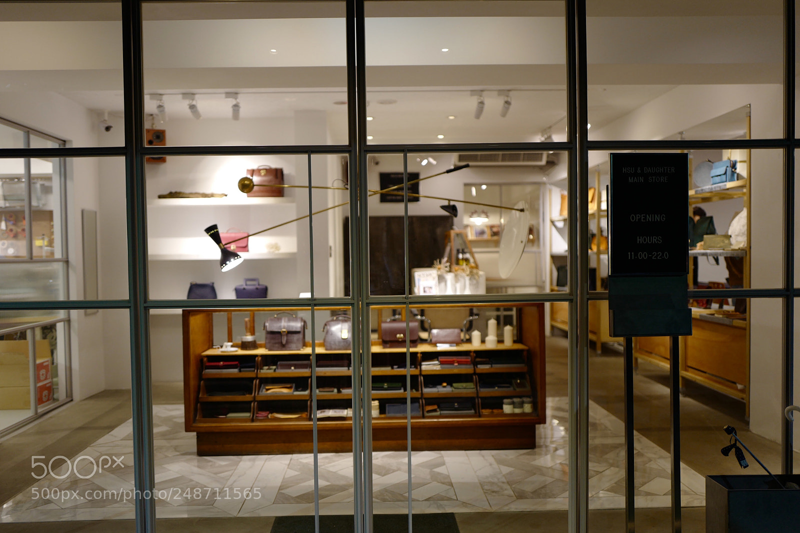 Leica Q (Typ 116) sample photo. 手工皮具店鋪 photography