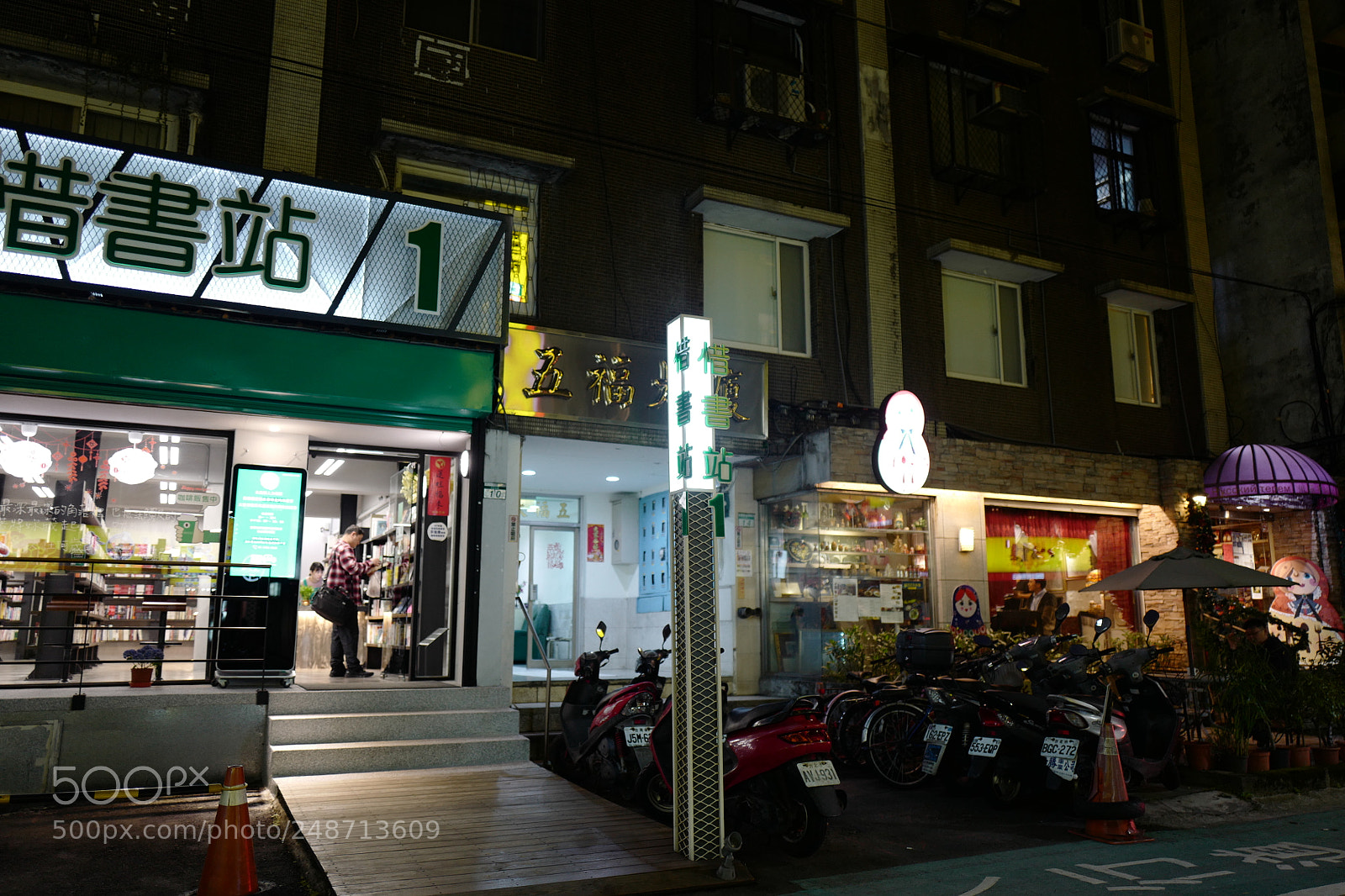 Leica Q (Typ 116) sample photo. 惜書站而不是借書站 photography