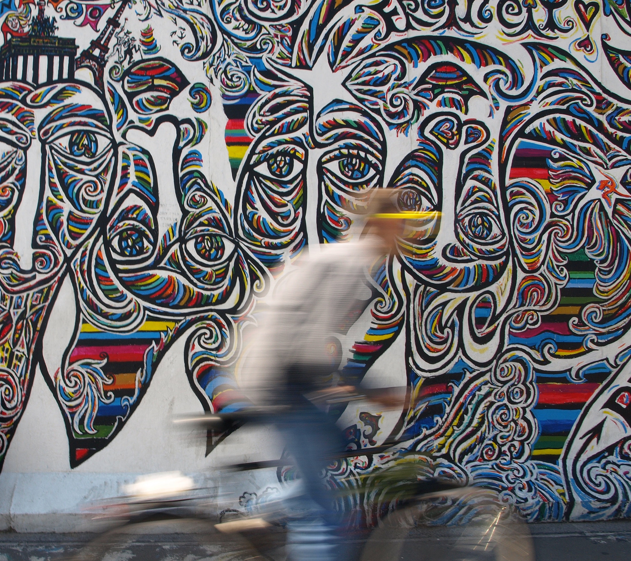 Olympus E-410 (EVOLT E-410) sample photo. The walls have eyes photography