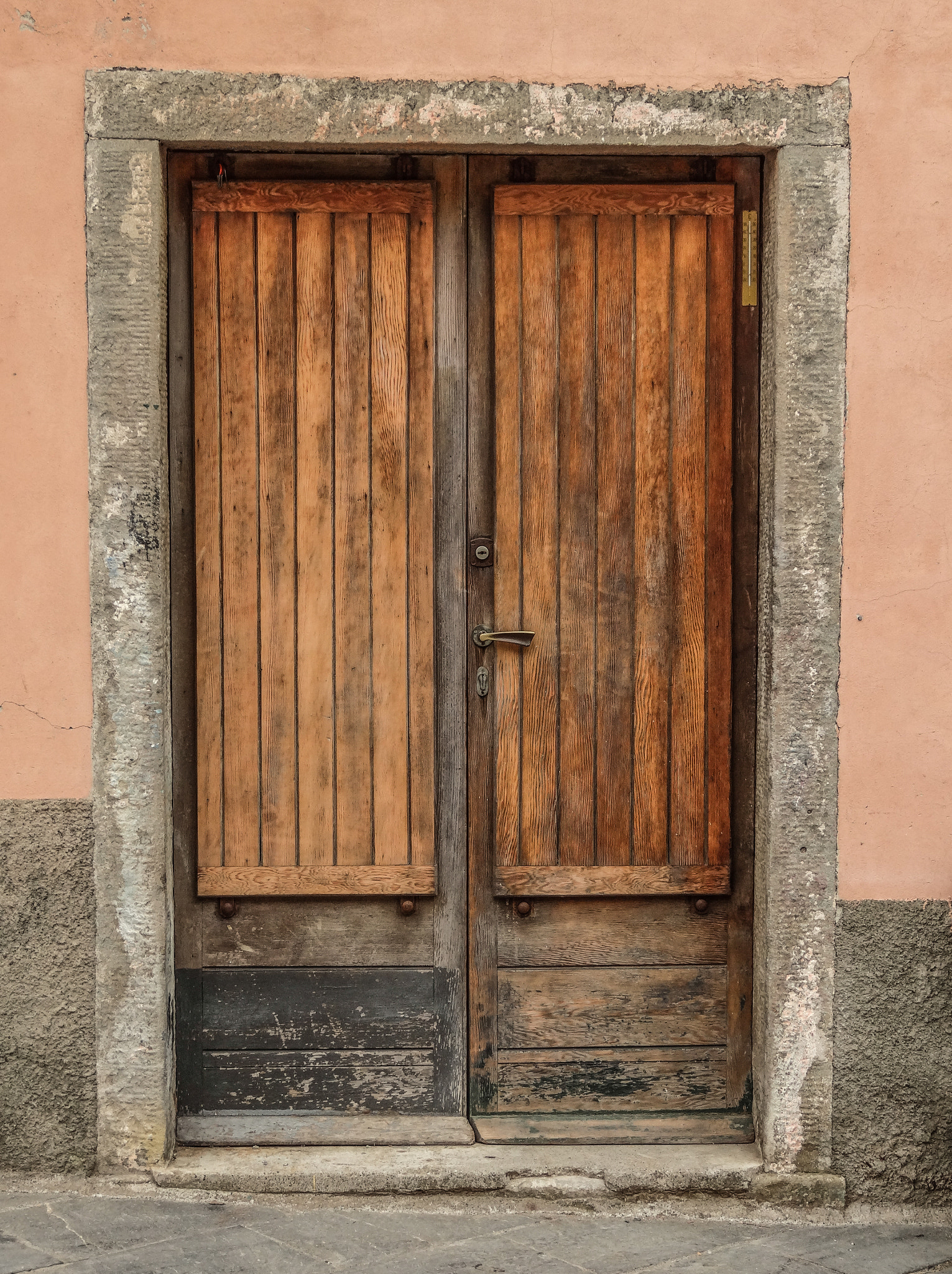 Sony Cyber-shot DSC-HX30V sample photo. Wooden door with thermometer photography