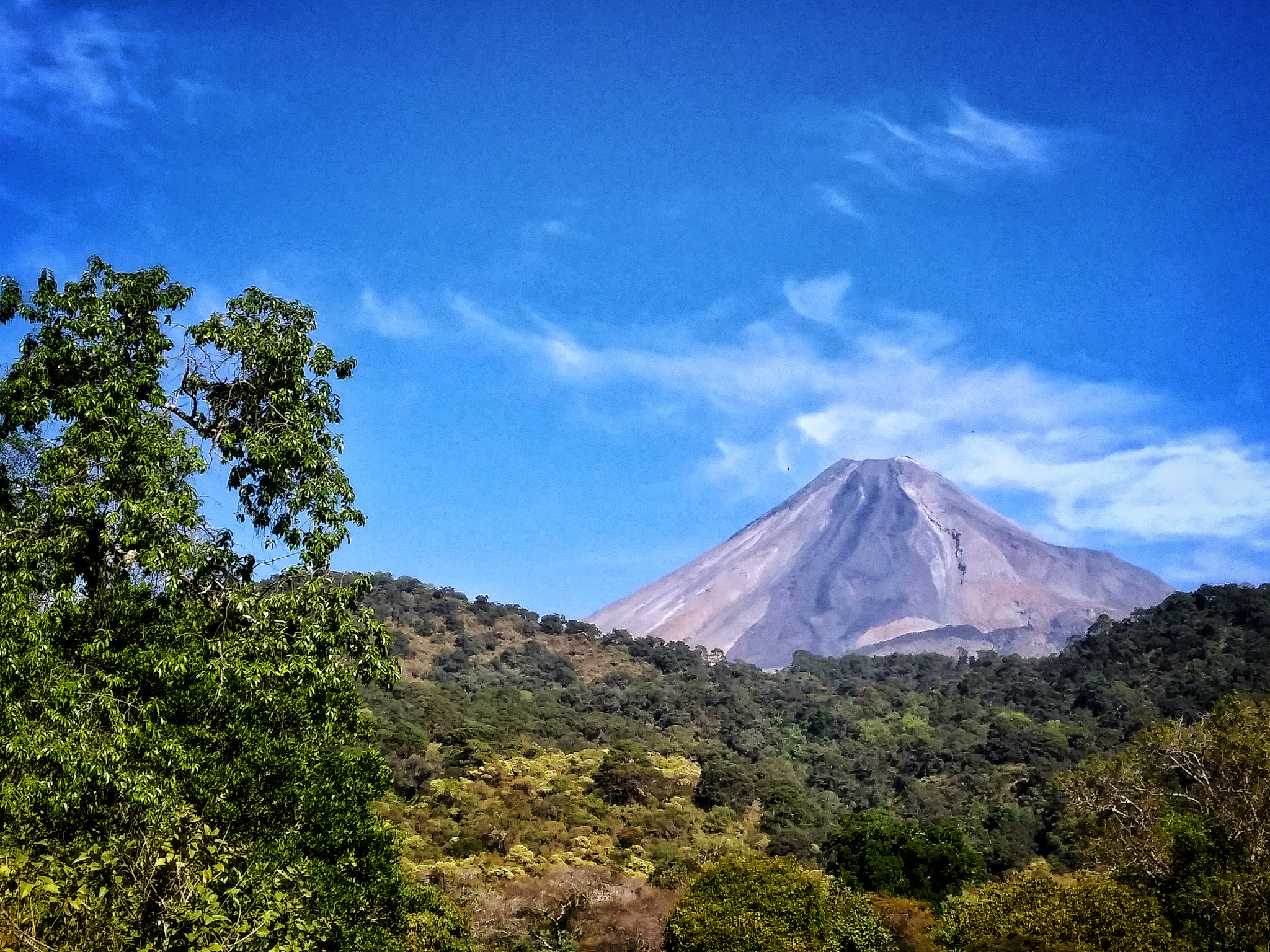 LG Q6 sample photo. Un paisaje suave del volcán de colima photography