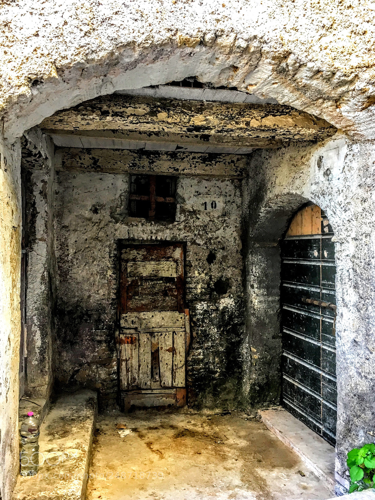 Apple iPhone SE sample photo. Door of a medieval photography