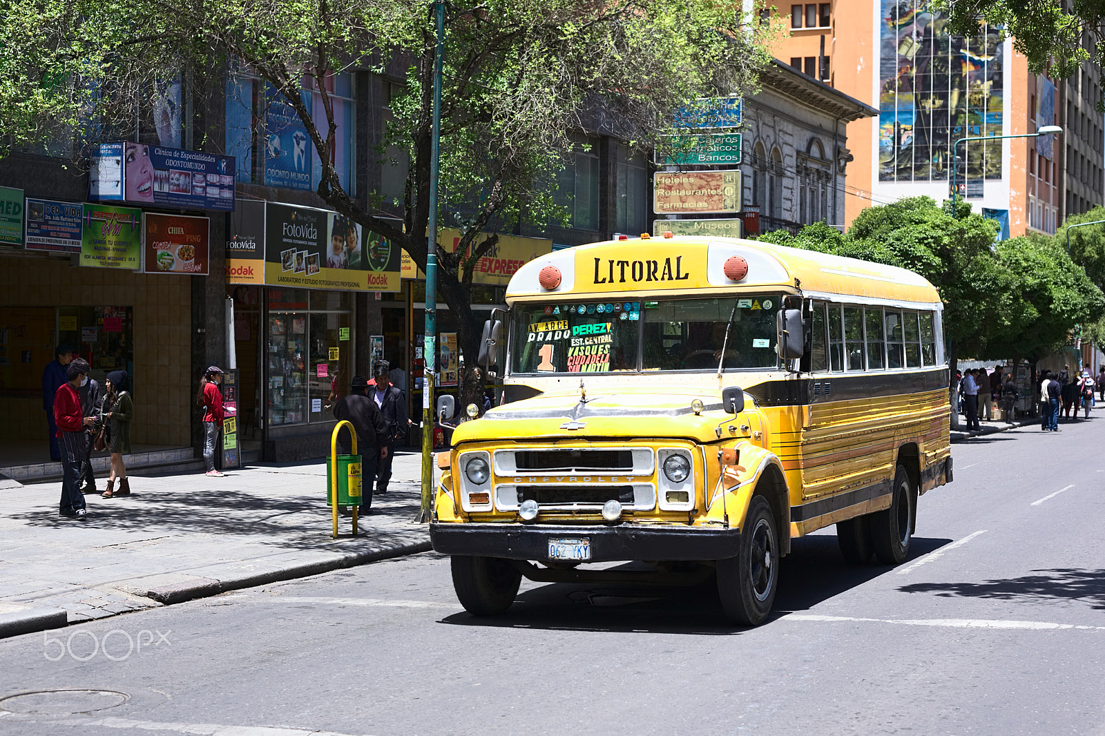 Canon EF 50mm F1.8 II sample photo. Old chevrolet bus in la paz, bolivia photography