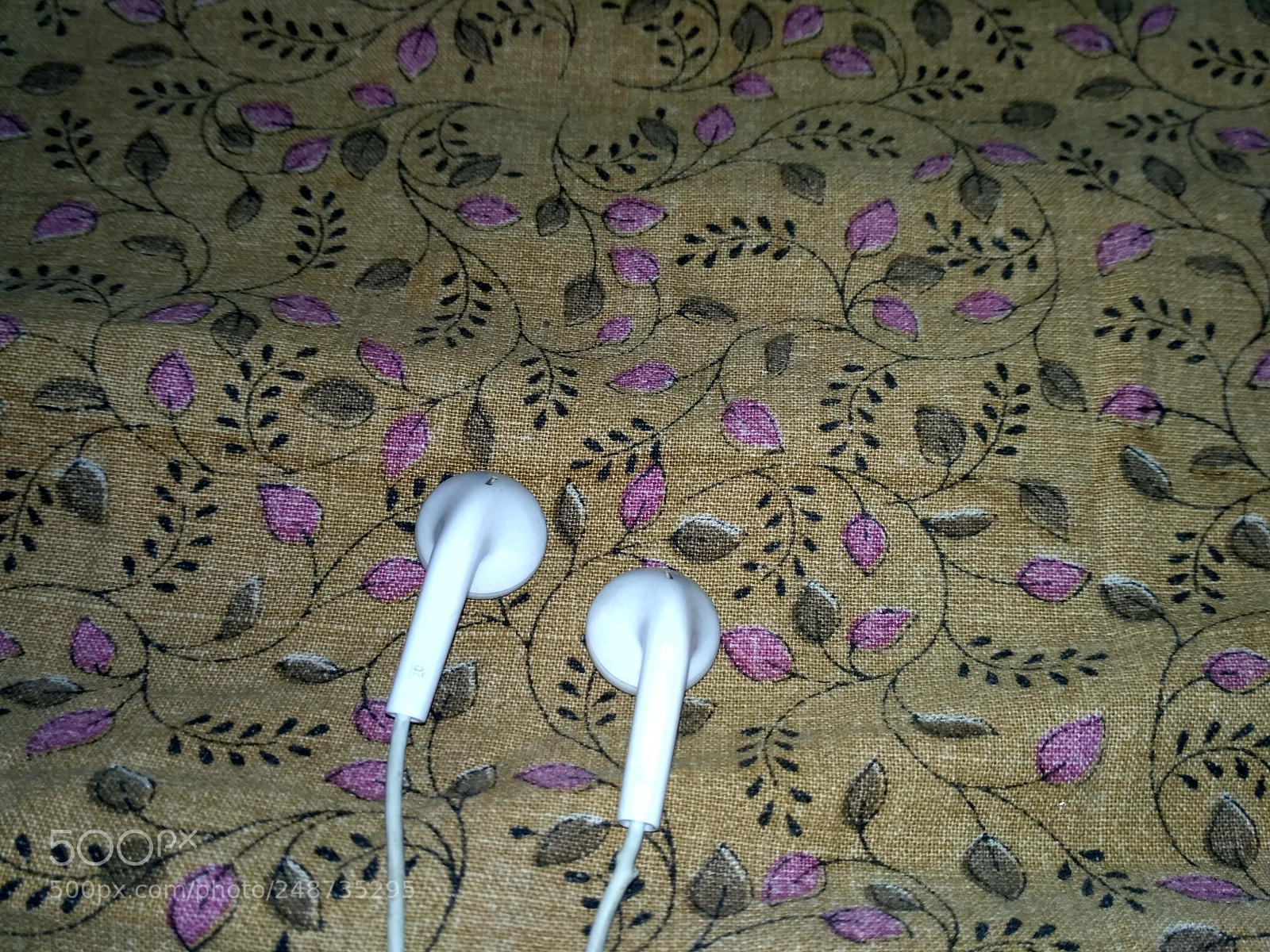 Xiaomi Redmi 3S sample photo. Tech: earphones photography
