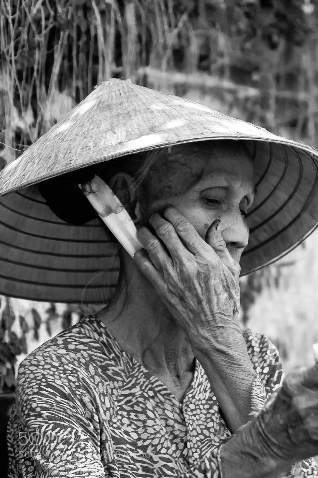 Canon EOS 1100D (EOS Rebel T3 / EOS Kiss X50) sample photo. Vecchietta vietnamita con mano photography