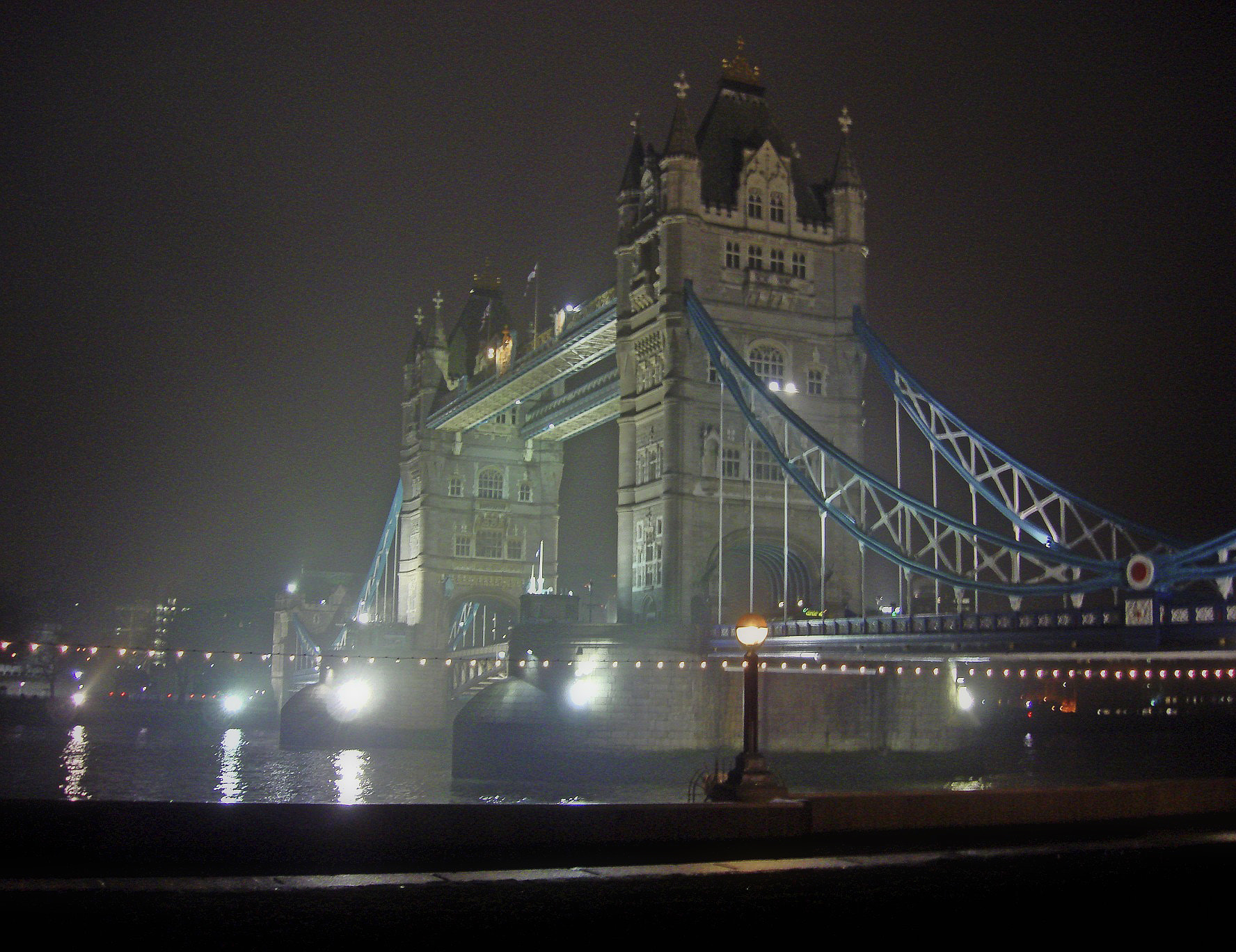 Sony DSC-N2 sample photo. Tower of london it's cold photography