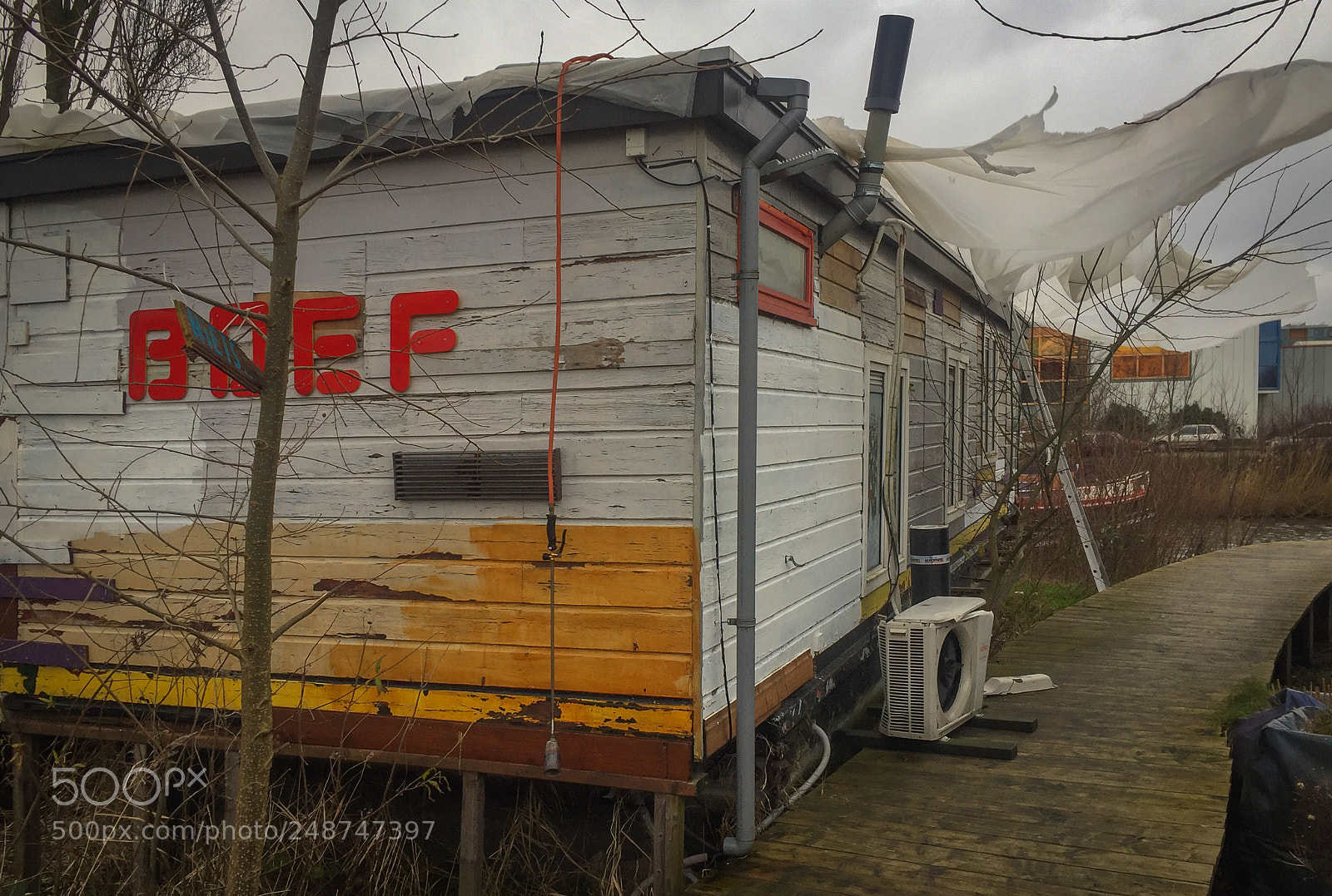 Apple iPhone 6 sample photo. Trailer in the wind photography