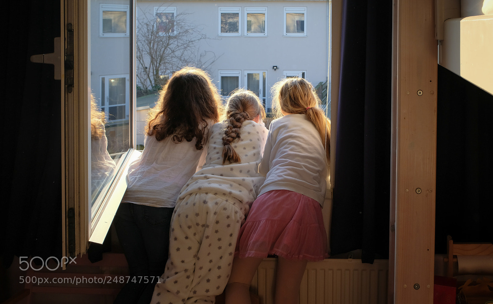 Fujifilm X-T20 sample photo. Girls watching out the photography