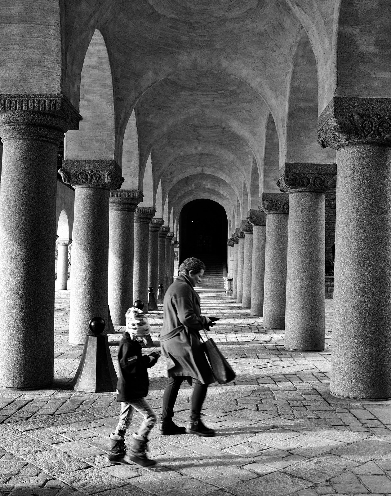 Nikon D3400 sample photo. Walking through the columns photography