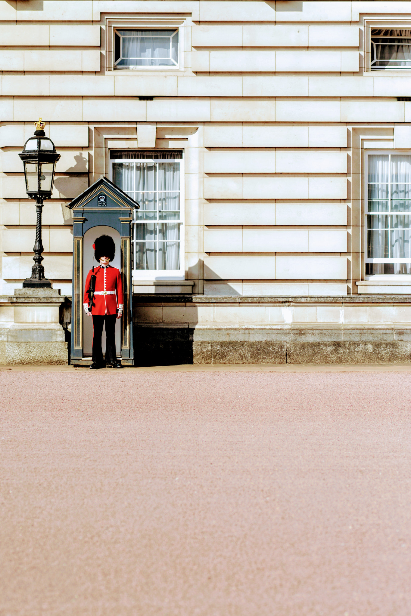 Nikon D7100 + Nikon AF Nikkor 85mm F1.8D sample photo. Buckingham palace guard photography