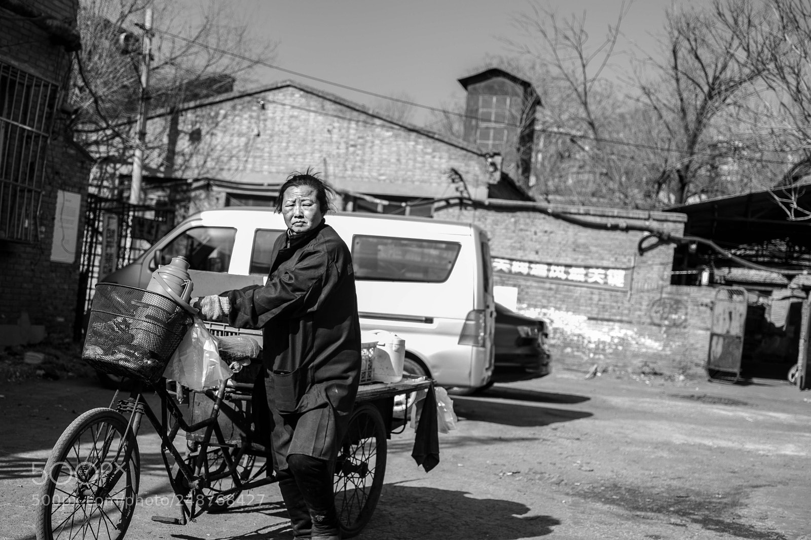Nikon D7100 sample photo. 住在即将被拆迁的废工厂里的大妈。 photography