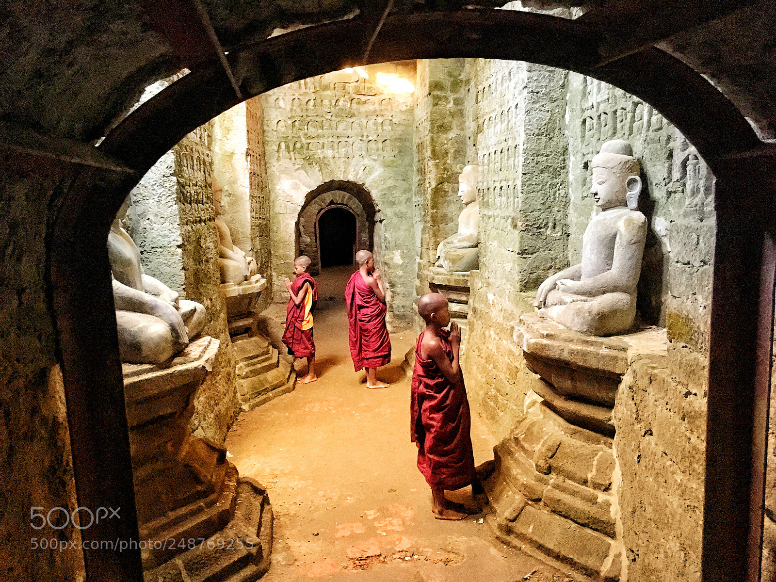 Apple iPhone SE sample photo. Novice at mrauk u photography