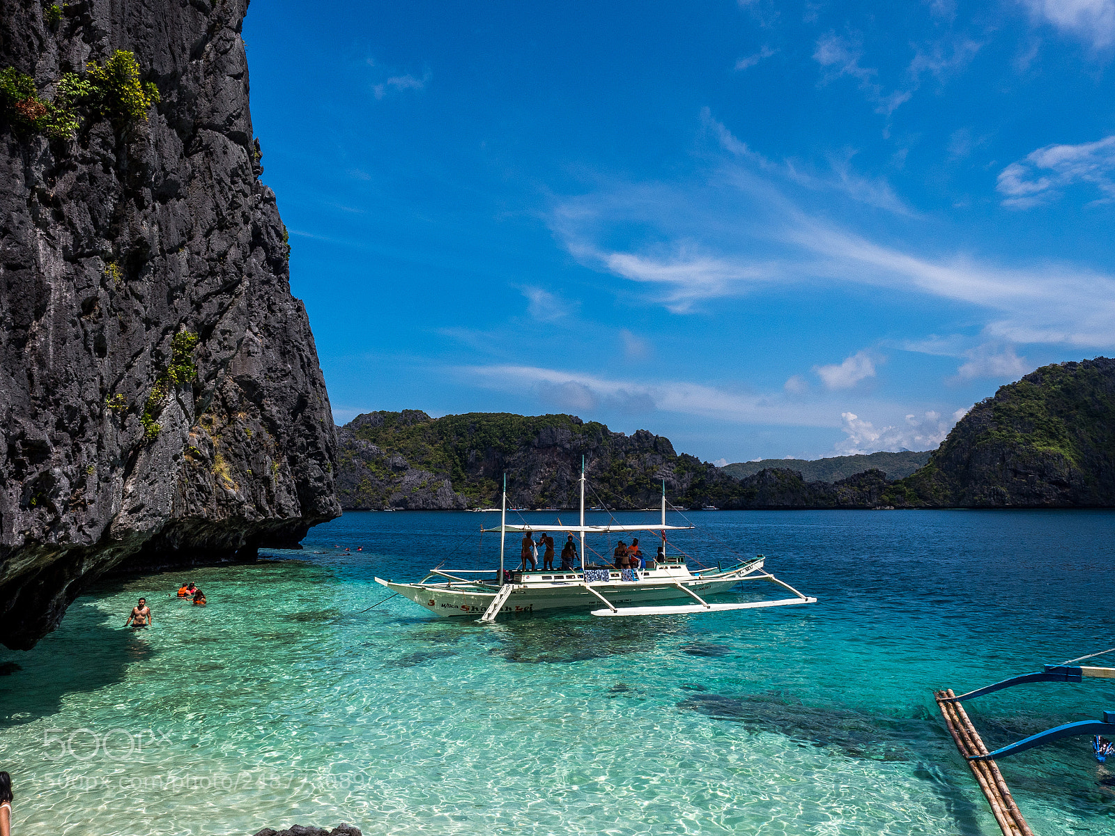 Olympus OM-D E-M5 II sample photo. A shoal in elnido photography