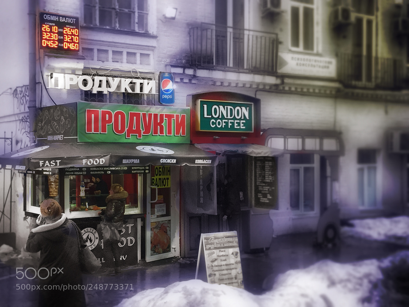 Apple iPhone 6 sample photo. Kiev fast food stand photography