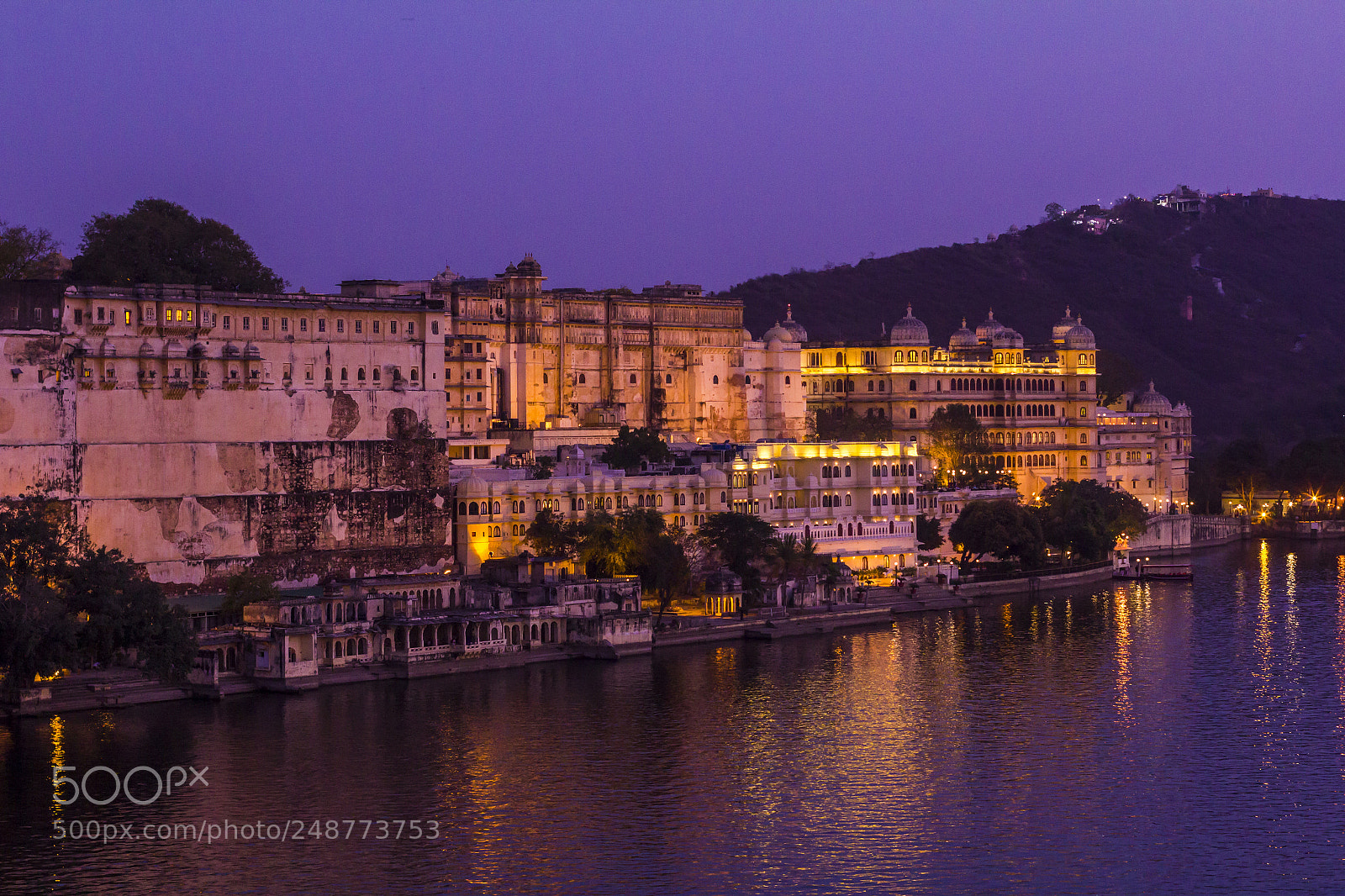 Canon EOS 550D (EOS Rebel T2i / EOS Kiss X4) sample photo. Udaipur palace by the photography