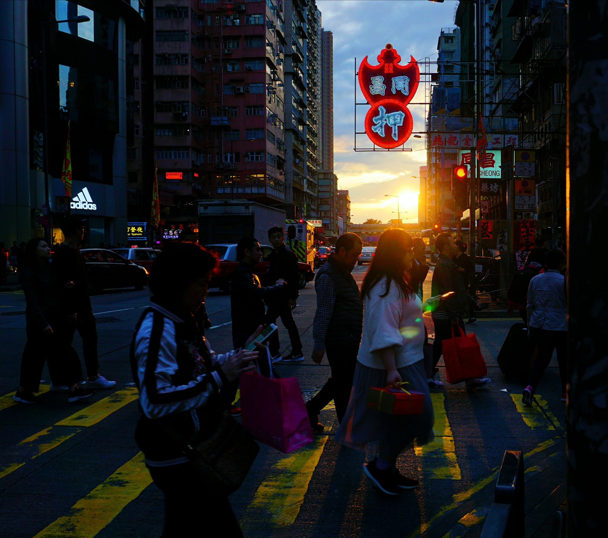 每当黄昏阳光把所有都渲染，我看到夜的黑暗 by 155****7167 / 500px