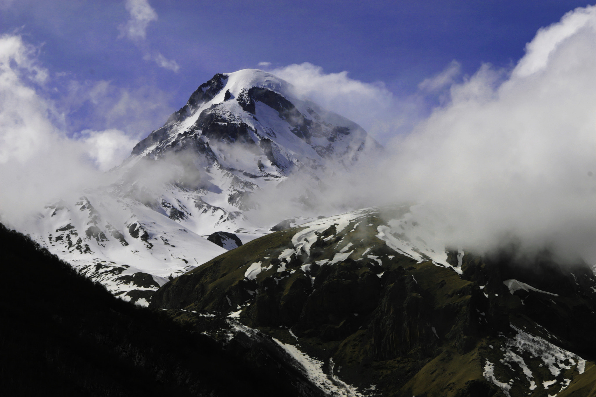 Canon EF-S 17-85mm F4-5.6 IS USM sample photo. Mount kazbek in clouds photography