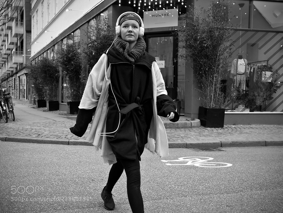Fujifilm X-Pro2 sample photo. Street crossing with music photography