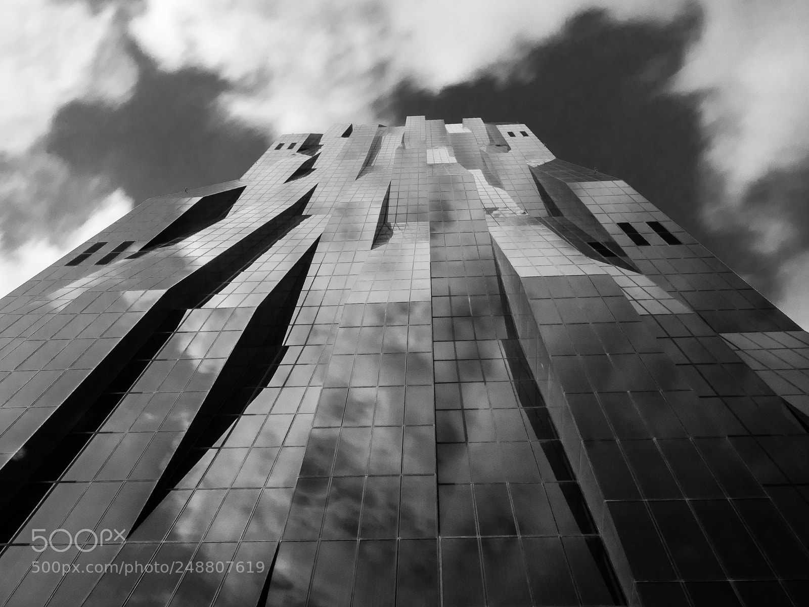 Olympus OM-D E-M5 II sample photo. Clouded donau city tower photography