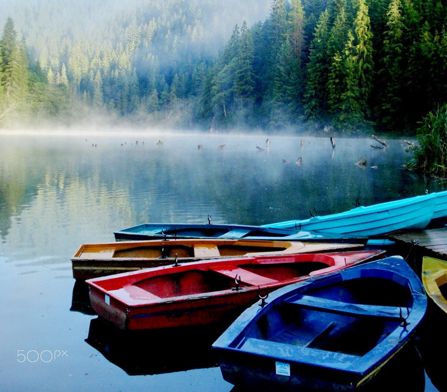 Sony DSC-W35 sample photo. Boats on red lake photography