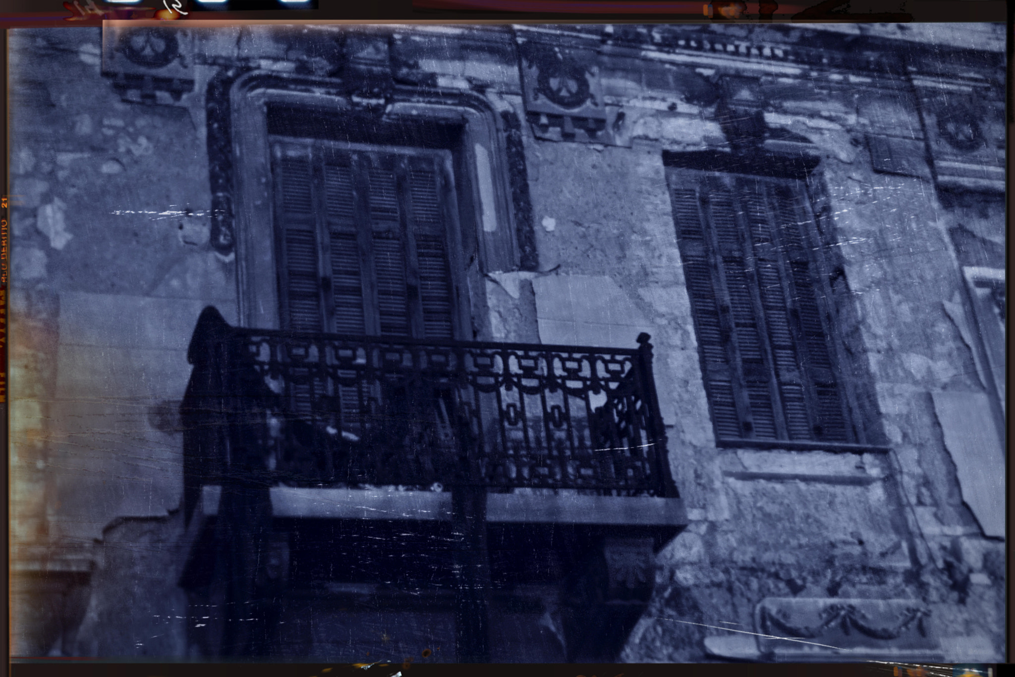 AF Zoom-Nikkor 28-105mm f/3.5-4.5D IF sample photo. An old & abandoned house in athens - greece 2017 photography