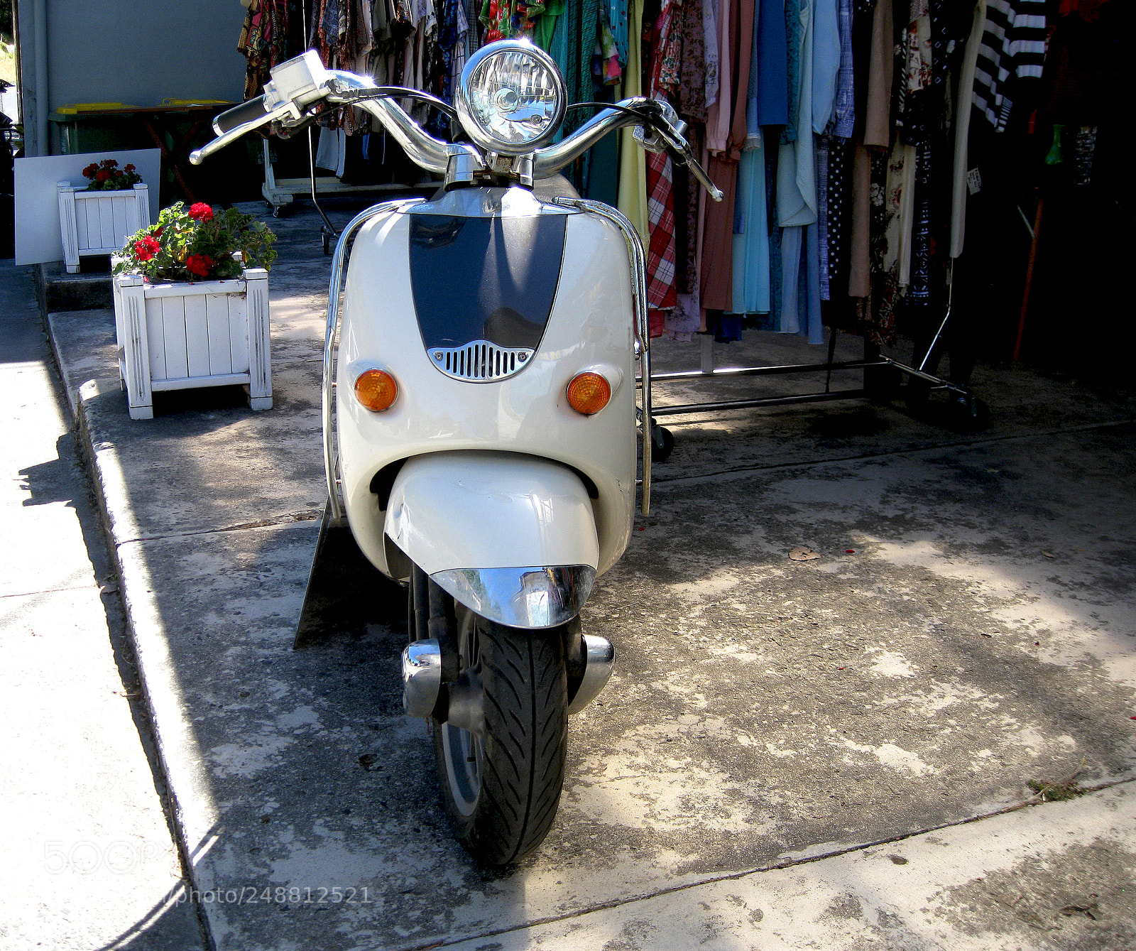 Canon DIGITAL IXUS 960 IS sample photo. Motor scooter photography