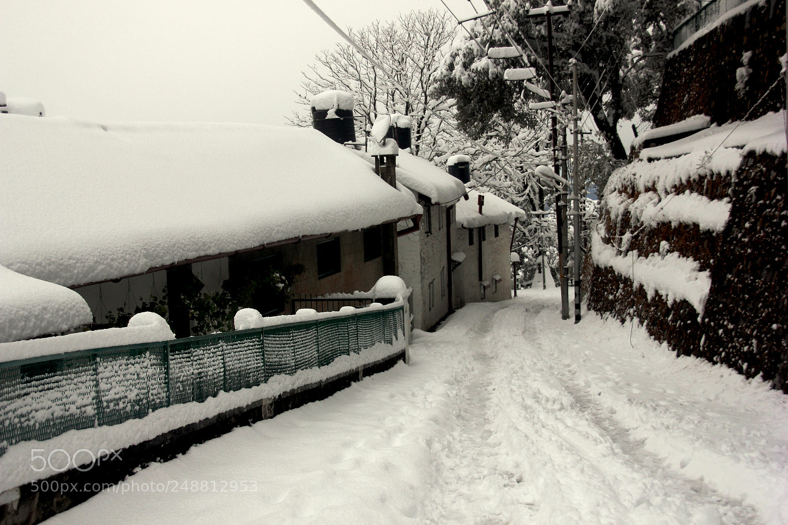 Canon EOS 550D (EOS Rebel T2i / EOS Kiss X4) sample photo. White alley photography