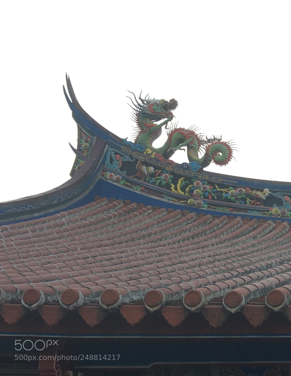 Apple iPhone 6s sample photo. Dragon on the roof photography
